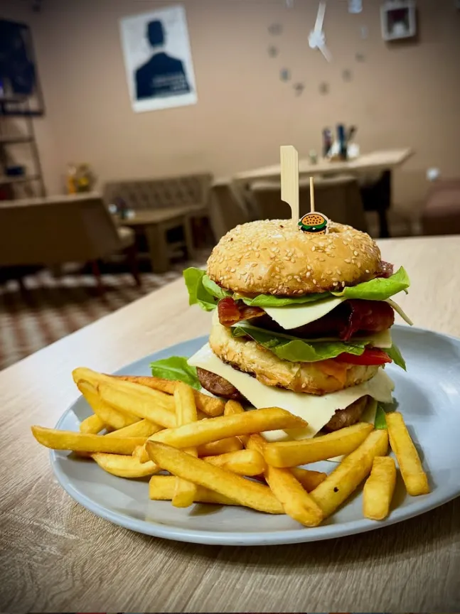 Buca burger sa pomfritom